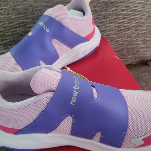 New In Box New Balance Kids Shoes 4Y - Picture 2 of 5